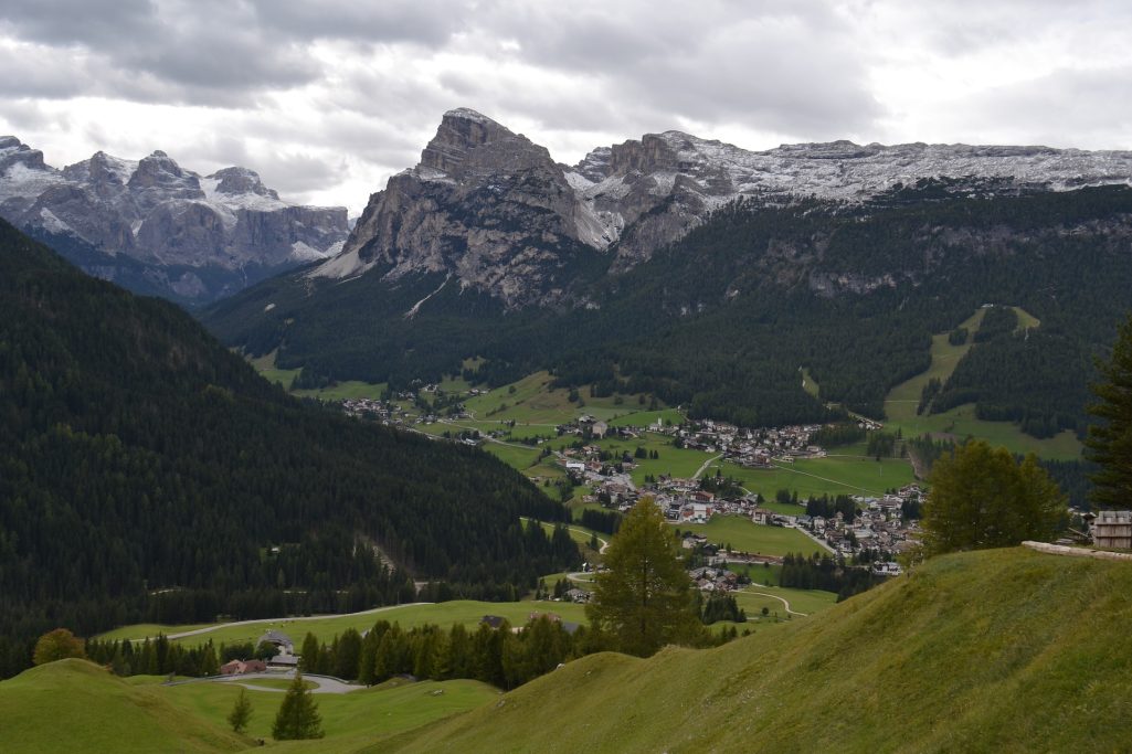 Panoramabild von einem Tal in Südtirol, der Heimat der Cantina Tolloy. 