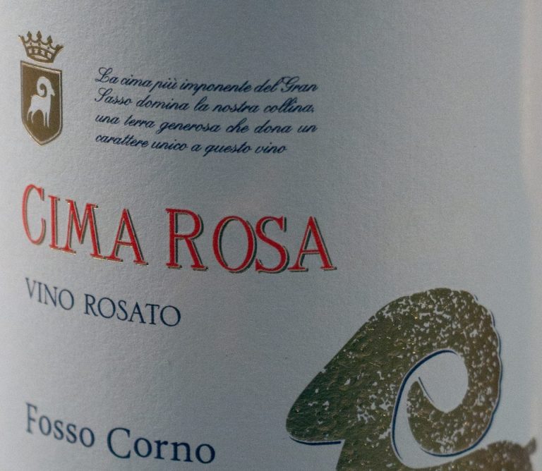 Weinflasche mit dem Etikett "Cima Rosa" und der Aufschrift "Vino Rosato".