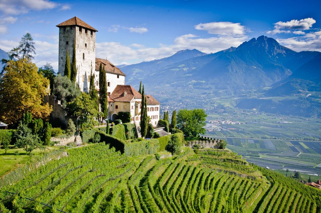 Foto einer Burg in Marling, Tscherms, Lana in Südtirol.