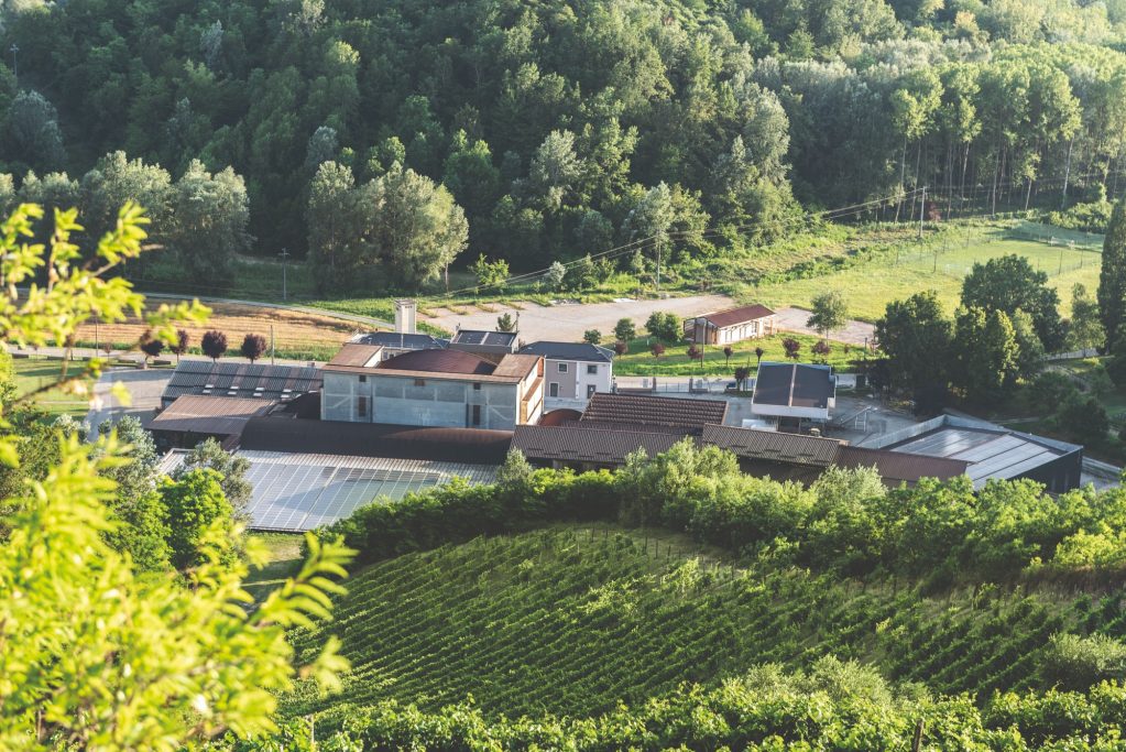 Panoramafoto vom Betriebsgebäude der Kellerei Vinchio Vaglio 