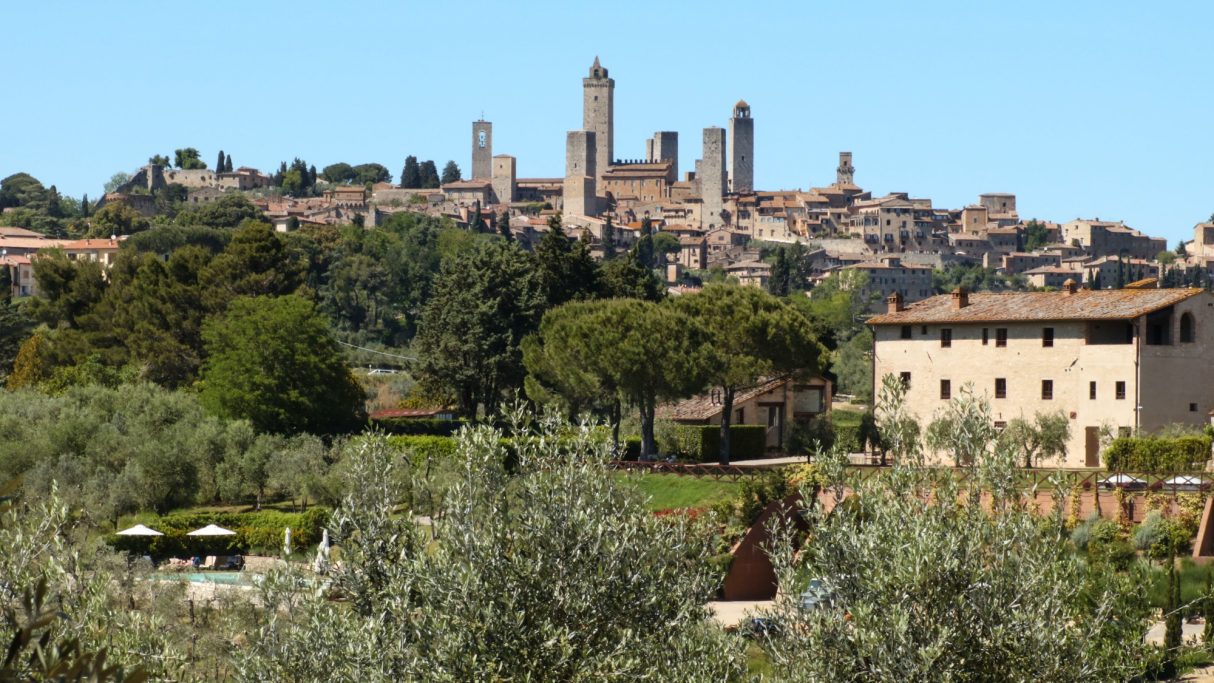 Die Abbazia Monte Oliveto. Im Hintergrund die Ortschaft San Gimignano.