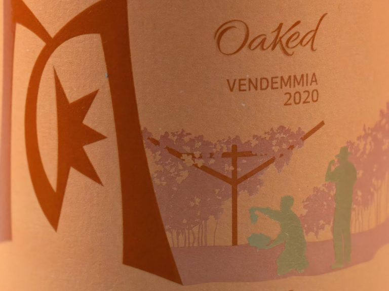 Etikett eines Weins mit dem Namen "Oaked" und der Jahreszahl 2020, künstlerisches Design mit Reben.