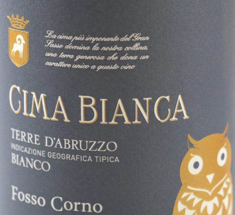 Weinlabel von Rocca Bernarda mit der Aufschrift „Sauvignon“ und einem historischen Gebäude.