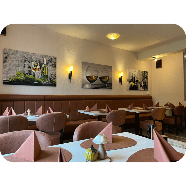 Gemütliches Restaurant mit braunen Sitzgelegenheiten und festlich gedeckten Tischen. Ristorante Apollo in Blomberg.
