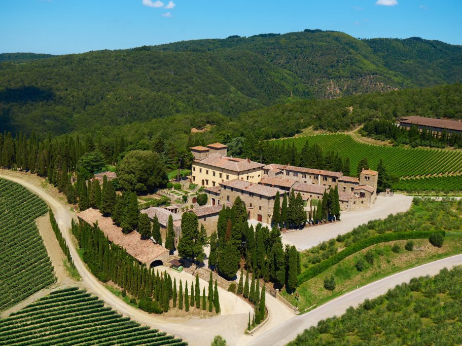 Panoramafoto der Kellerei Castello di Albola inmitten ihrer Weinberge.